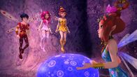 Mia and me - Abenteuer in Centopia – Mo (l.), Mia (2. v. l.) und Yuko (2. v. r.) suchen mit Kuki (r.) in der Höhle der Glühenden Steinpilze nach einem Herzkristall.