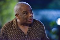 Death in Paradise – Beunruhigende Gerüchte stellen die berufliche Zukunft von Commissioner Selwyn Patterson (Don Warrington) infrage und werden für ihn zu einer zunehmenden persönlichen Belastung.