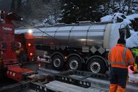 Ice Road Rescue - Extremrettung in Norwegen – Thord Paulsens Rettungswagen parkt direkt neben dem Tankwagen.