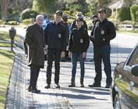 Navy CIS – Als die Tochter der hochrangigen Navy-Offiziellen Sarah Porter entführt wird, versuchen Senior FBI Agent T.C. Fornell (Joe Spano, l.), McGee (Sean Murray, 2.v.l.), Tony (Michael Weatherly, r.) und Bishop (Emily Wickersham, 2.v.r.) alles, um sie unversehrt zu finden ...