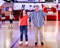 The Goldbergs – Erica Goldberg (Hayley Orrantia) und Murray Goldberg (Jeff Garlin)