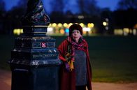 Professor T – Adelaide (Frances de la Tour) hält ihren Sohn Jasper vorerst auf Abstand.