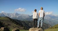 303 – Jule (Mala Emde) und Jan (Anton Spieker) in den Bergen.