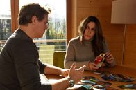 Frühling – Dorfhelferin Katja Baumann (Simone Thomalla) hilft Alexander Jacobi (Steffen Groth), seine vermissten Söhne zu finden.