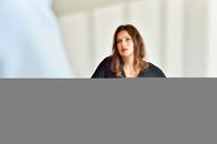 WaPo Bodensee – Angela Rau (Angela Ascher), das schwarze Schaf der Familie, ist in den Focus der Ermittler geraten.