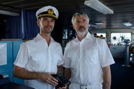Das Traumschiff – Kapitän Max Parger (Florian Silbereisen, l.) und sein Staff-Kapitän Martin Grimm (Daniel Morgenroth, r.) freuen sich auf die Reise nach Mauritius.