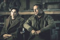 Das Tribunal – Augsburg, 1944. Als es zu Morden unter den Gefangenen im Augsburger Lager kommt, besteht Colonel McNamara (Bruce Willis, r.) auf einem Schauprozess gegen den schwarzen Piloten Scott. Um seine eigene Haut zu retten, muss Hart (Colin Farrell, l.) dessen Verteidigung übernehmen ...