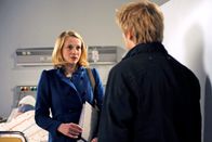 Rote Rosen – ARD ROTE ROSEN FOLGE 1273 Uhr im ERSTEN. Lars (Peter Foyse, hinten) wird Zeuge eines Streits zwischen Bente (Nela Schmitz, l.) und Mick (Tobias Rosen, r.).