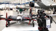Echt – Moderator Sven Voss taucht in die Geschichte der ALTEN TANTE JU ein und begibt sich auf die Spuren eines Genies: Hugo Junkers. Im Technikmuseum Dessau trifft Sven den ehemaligen Piloten Gerhardt Fucke und entdeckt mit ihm das erste Passagierflugzeug der Welt. Die F13, deren Entwicklung ist die wohl wichtigste Ingenieursleistung hin zu einer modernen Luftfahrt.