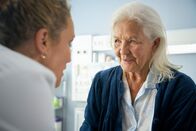 Bettys Diagnose – Ein etwas anderer Fall für Dr. Helena von Arnstett (Claudia Hiersche, l.), die eine ungewöhnlich emotionale Verbindung zu ihrer Patientin Heidemarie Schöller (Hildegard Schmahl, r.) herstellt.