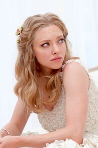 The Big Wedding – Am Tag ihrer Hochzeit kann sich Missy (Amanda Seyfried) über das ganze Chaos nicht so recht freuen.