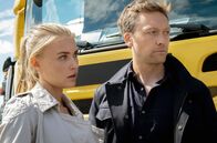 In Wahrheit – Lisa (Jeanne Goursaud) und Freddy Breyer (Robin Sondermann) suchen nach dem Fahrer eines gelben Lkw, der vor einiger Zeit einen Unfall mit Todesfolge verursacht haben soll und flüchtete.