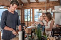 Der Bergdoktor – Familienbesuch zu Hause. Kathi Wimmer (Cosima Lehninger) stellt ihrem Freund Tobias Ritter (Sebastian Fräsdorf) ihren kleinen Bruder Leo vor.