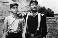 Rio Grande – Colonel Kirby Yorke (John Wayne) ist glücklich, in seinem vorgeschobenen Fort am Rio Grande seinen einzigen Sohn bei sich zu haben. Eine Szene aus John Fords Film " Rio Grande ".