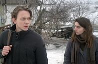 Frost – Rokas (Mantas Janciauskas) und seiner Freundin Inga (Lyja Maknaviciute) steht eine schwierige Aufgabe bevor: Gemeinsam wollen sie einen Transporter mit humanitären Hilfsgütern in das Kriegsgebiet der Ukraine bringen.