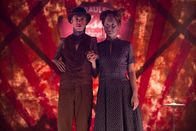 American Horror Story – Paul (Mat Fraser, l.) und Penny (Grace Gummer, r.) wollen die Freak Show verlassen, doch da haben sie die Rechnung ohne den neuen Besitzer gemacht ...