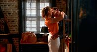 Rote Rosen – Svenja (Lea Marlen Woitack) ist beeindruckt von Arthurs (Vivian Frey) Kreativität und die beiden triften in einen Flirt ab, der entgegen Svenjas Vorsätzen in einem Kuss endet.