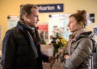 Stille Nächte – Georg (Matthias Koeberlin) überrascht seine Ex-Frau Rita (Katharina Schüttler) mit Blumen.