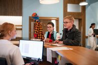 Schloss Einstein – Rosa (Karlotta Hasselbach, li.) und Moritz (Marc Elflein, re.) versuchen Informationen vom Krankenhauspersonal zu bekommen.
