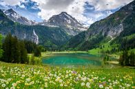 MDR Frühlingserwachen – idyllischer Lauenensee mit Wildhorn im Frühling, Berner Alpen, Schweiz