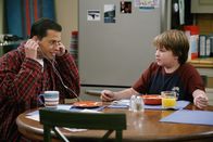 Two and a Half Men – Alan (Jon Cryer, l.) und Jake (Angus T. Jones, r.) haben eine Auseinandersetzung, da Jake auf ein Rockkonzert gehen möchte ...