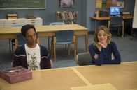 Community – Während Abed (Danny Pudi, l.) mit Annie darüber streitet, wer ihren neuen Mitbewohner bestimmen darf, wird Britta (Gillian Jacobs, r.) zum Dealer von Chemie-Büchern ...