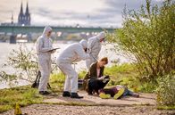 Rentnercops – Dr. Schmidt (Helene Grass, r.) weist die Kollegen (Komparsen) in den Tatort ein.