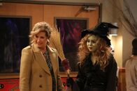 Last Man Standing – (v.li.) Nancy Travis (Vanessa Baxter), Amanda Fuller (Kristin Baxter).