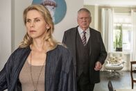Der Staatsanwalt – Oberstaatsanwalt Bernd Reuther (Rainer Hunold) hat noch einige Fragen an Lydia Richard (Tanja Schleiff).