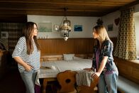 Frühling – Katja Baumann (Simone Thomalla, l.) will von Marlie Biller (Lisa Junick, r.) wissen, wieso diese mit ihren Geschwistern allein auf dem Bauernhof lebt.
