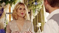 Watzmann ermittelt – Caro Reiser (Sarah Thonig, l.) trifft auf der Hochzeit ihrer Freundin Teresa, deren besten Freund, Bastian Wittmann (Frederic Heidorn, r.).