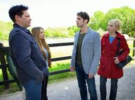In aller Freundschaft – ARD/MDR IN ALLER FREUNDSCHAFT FOLGE 656, "Außer Kontrolle" Uhr im ERSTEN. Bei einem herrlich entspannten Familienausflug treffen Arzu (Arzu Bazman, 2.v.li.) und ihr Mann Philipp (Thomas Koch, li.) plötzlich auf Niklas Ahrend (Roy Peter Link, 2.v.re.) und dessen Schwester Kathrin Globisch (Andrea Kathrin Loewig, re.). Schnell wird klar, dass diese Begegnung nicht zufällig ist und nun müssen sich die beiden Streithähne vor Arzu und Kathrin rechtfertigen.