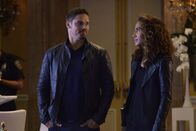 Beauty and the Beast – Der Tod eines Söldners versetzt Tess (Nina Lisandrello, r.) in Aufruhr. Denn der Mann war an einem Fight Club beteiligt, den sie schon seit längerem auffliegen lassen will. Doch auch Vincent (Jay Ryan, l.) und Cat interessieren sich für den Fall, der sie zu den Bestien-Jägern führen könnte ...