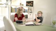 Die Ernährungs-Docs – Fehlt häufig in der Schule und kämpft so mit Wissenslücken bei den Tests: Silvia K. macht sich große Sorgen um ihren 11-jährigen Sohn Jan-Philip. Die Mutter findet, dass er oft abwesend ist.