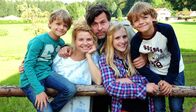 Sophie kocht – Familienmensch Sophie (Annette Frier, 2. v. li.) fühlt sich im Kreise von Ehemann Hubertus (Hans-Jochen Wagner, 3. v. li.), Tochter Nina (Priska Kraft, 2. v. re.) und den beiden Zwillingen Ben (Leopold Schmidt) und Max (Konstantin Schmidt, r.) am wohlsten.