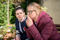 Sturm der Liebe – Josie (Lena Conzendorf, r.) will gegen die Konkurrenz kämpfen und sucht mit Shirin (Merve Çakır, l.) nach Ideen.