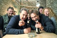 Pastewka – Oliver Kalkofe (Oliver Kalkofe, 3.v.l.) und die Triple-Wixx-Crew amüsieren sich bei der Online-Videoschalte auf der Abschlussparty, doch leider über einen Fauxpas von Bastian, der live aus dem Hause von Annes Eltern übertragen wird ...