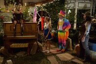 Modern Family – (v.l.n.r.) Amber LaFontaine (Andrea Anders); Claire Dunphy (Julie Bowen); Phil Dunphy (Ty Burrell); Ronnie LaFontaine (Steve Zahn)