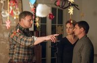 Weissensee – Als Martin (Florian Lukas, r.) mit seinem Wunsch nach einem Vaterschaftstest herausplatzt, wirft Rainer Simkow (Oliver Breite, l.) ihn und Katja (Lisa Wagner, M.) hochkant aus dem Haus.