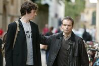 Lewis – Der Student Luke Burgess (Patrick Walshe McBride, l.) ist sehr von dem zwielichtigen Graham Lawrie (Alec Newman, r.) angetan. Seine Bewunderung könnte ihm noch gefährlich werden.