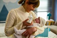 Bettys Diagnose – Rike (Isabell Horn) kümmert sich liebevoll um den kleinen Luis (Komparse), der in der Nacht in der Babyklappe gelegt wurde.