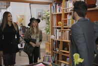 Modern Family – V.l.: Gloria (Sofía Vergara), Haley (Sarah Hyland), Gavin Sinclair (Michael Urie)