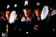 Blue Steel – Megan (Jamie Lee Curtis) und die anderen Rekruten legen den Polizeieid ab.