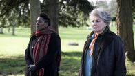 Ellis – DCI Ellis (Sharon D Clarke, l.) trifft sich mit der aus Untersuchungshaft entlassenen Drogenbaronin Carla Duffy (Orla Charlton) zu einem Gespräch unter Frauen.