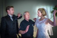 Notruf Hafenkante – Wolle (Harald Maack, M.) hält Jessica (Sandra von Ruffin, r.) davon ab, auf ihren Verlobten Benedikt (Jan Dose, r.) loszugehen.