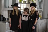 American Horror Story – Als Zoe (Taissa Farmiga, l.), Nan (Jamie Brewer, M.) und Madison (Emma Roberts, r.) Luke im Krankenhaus besuchen, sorgen sie für einige drastische Gefühlsregungen bei seiner Mutter und Nan kann einige dunkle Geheimnisse aufdecken ...