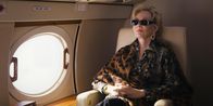Hacks – Die legendäre Comedy-Diva Deborah Vance (Jean Smart) genießt den großen Erfolg ihres Solo-Specials in vollen Zügen. Nun hat sie ihr nächstes Ziel vor Augen: ihre eigene Late-Night-Show. Aber wird sich ihr Lebenstraum erfüllen?