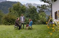 Watzmann ermittelt – Beissl (Andreas Giebel, l.) und Jerry (Peter Marton, M.) überbringen Wally Lindner (Senta Auth, r.) die Todesnachricht. Ihr Sohn Benny wurde unterhalb eines Felsplateaus tot aufgefunden.