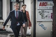 Detective Grace – DS Norman Potting (Craig Parkinson) und DS Bella Moy (Laura Elphinstone) wissen: Der Unfallverursacher war mit einem blauen Pick-up unterwegs. Die Spur führt in eine Autowerkstatt.