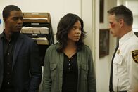 Shots Fired – (v.l.n.r.) Preston Terry (Stephan James); Ashe Akino (Sanaa Lathan); Lieutenant Breeland (Stephen Moyer)